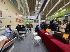 <b>扶植银行办事展了前来征询拆修分期营业的市平</b>